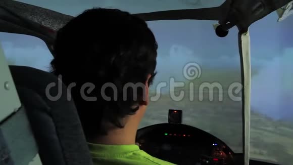 在多云天空中驾驶飞机的人的训练后视图飞行模拟器视频的预览图