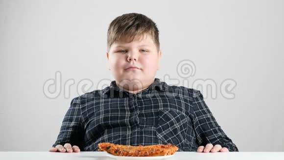 小胖男孩吃比萨饼50分视频的预览图