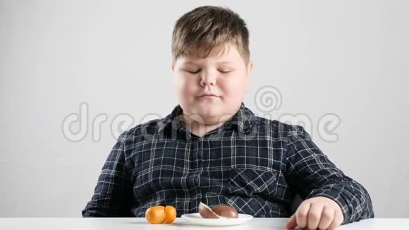 小胖男孩吃50英尺高的巧克力蛋视频的预览图