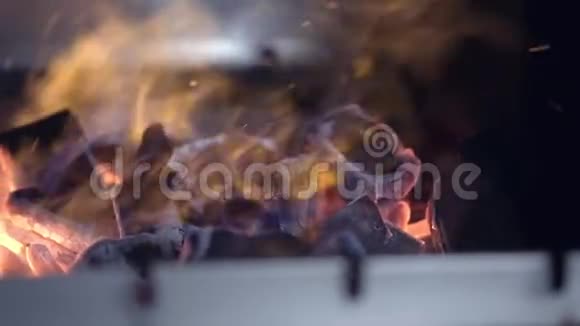 烤肉煤在火中燃烧准备煮肉视频的预览图