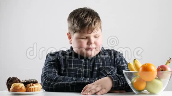 小胖男孩选择水果代替蛋糕视频的预览图