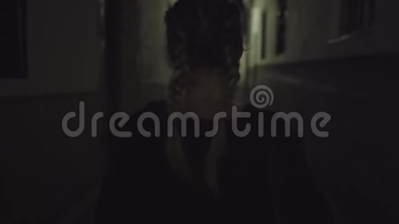 一个女人独自走在老街上视频的预览图