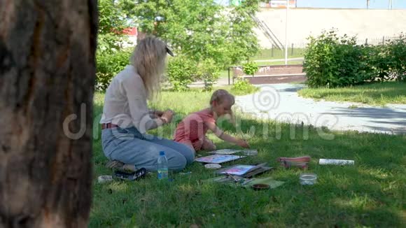 小女孩与大自然老师的绘画视频的预览图