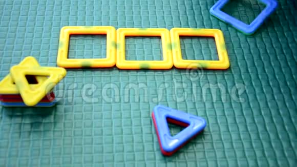 幼儿女孩或男孩在家幼儿园或托儿所玩逻辑玩具学习形状算术和颜色视频的预览图