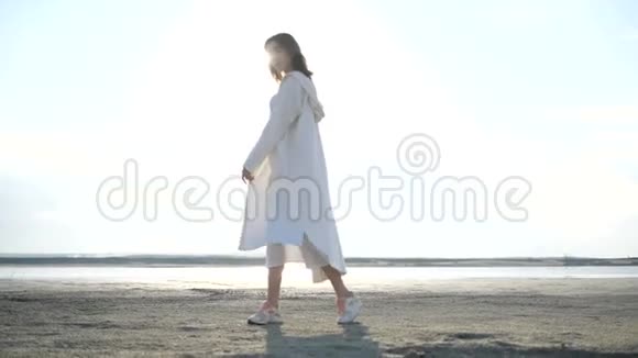 女孩正在岸上散步视频的预览图