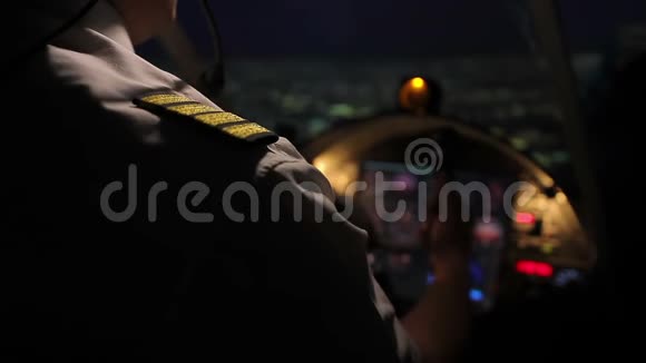 专业驾驶飞机在特大城市上空夜间飞行视频的预览图