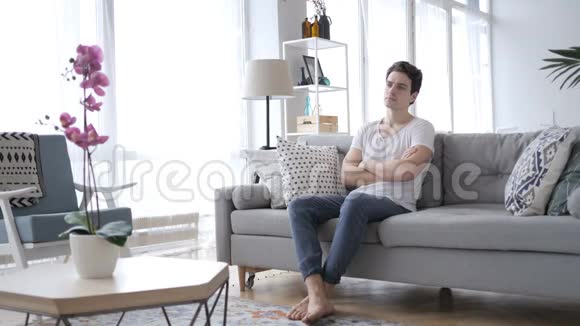 一个在家坐沙发的人视频的预览图