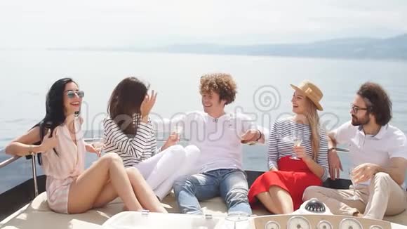 年轻的欧洲游客男女在游艇上庆祝他们的假期愉快的开始一群朋友品尝视频的预览图