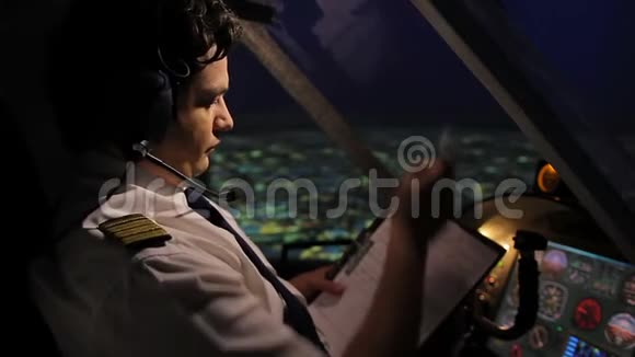 飞行员填写飞行文件飞机自动驾驶航空视频的预览图