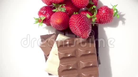 不同的巧克力和草莓视频的预览图