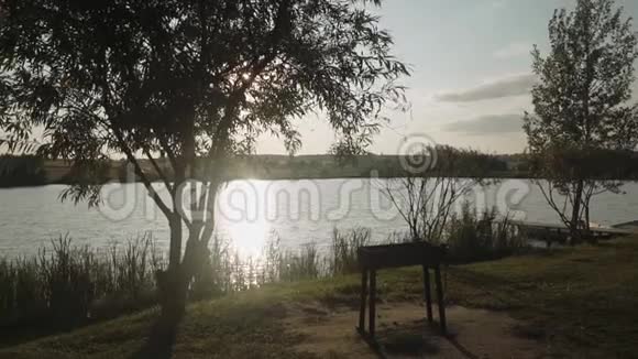 乡村一片池塘的夏日夕阳视频的预览图