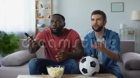 看足球比赛的黑人被最喜欢的球队的失败而沮丧视频的预览图