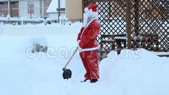 圣诞老人拿着铲雪离开让路自由下来视频的预览图