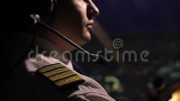 成功的男船长驾驶飞机看夜城工作视频的预览图