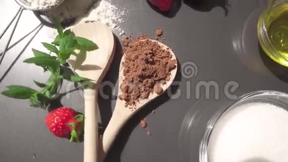 草莓和烘焙原料在烤盘上旋转视频的预览图