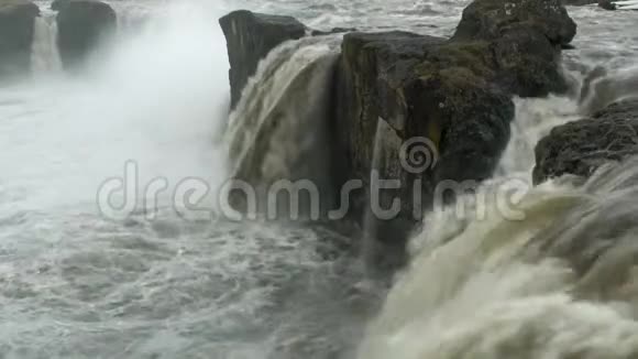 白水在岩石上瀑布视频的预览图