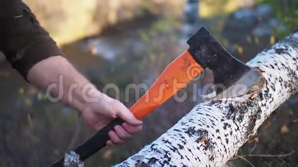 用斧头砍木头的人特写镜头砍原木当柴火伐木工人用斧头砍木头伙计视频的预览图
