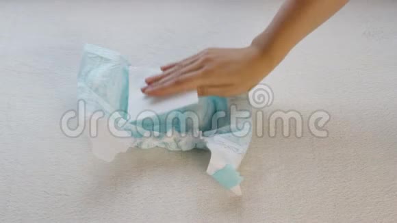 女孩餐巾纸接触婴儿尿布浸泡特写视频的预览图