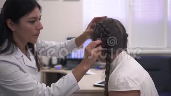 护士检查女孩的耳朵视频的预览图