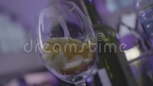 空杯加柠檬橙柠檬片准备鸡尾酒框架空酒杯和柑橘类水果视频的预览图