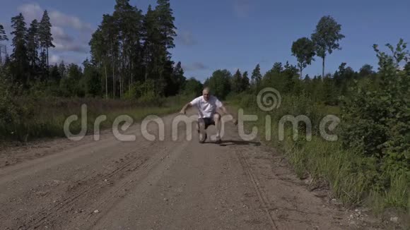 人跑步后锻炼腿视频的预览图