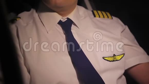 精疲力竭的飞行员驾驶飞机考虑休息负责任的工作视频的预览图