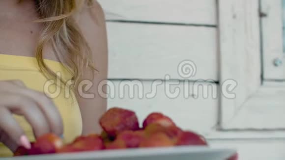 肖像美女吃成熟的草莓接近视频的预览图