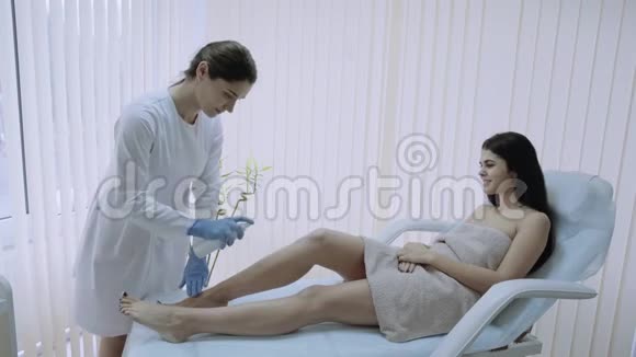 一个美容师做蜡脱毛痛苦的程序对她的病人视频的预览图