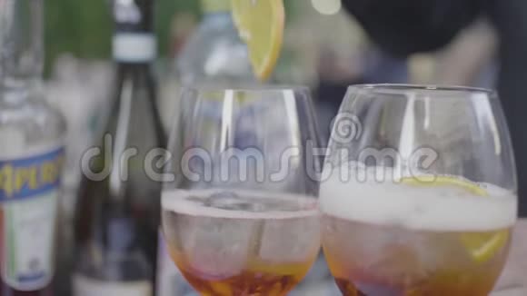用新鲜鸡尾酒柑橘类水果和充满起泡水的冰泡着的酒杯框架夏季饮料视频的预览图