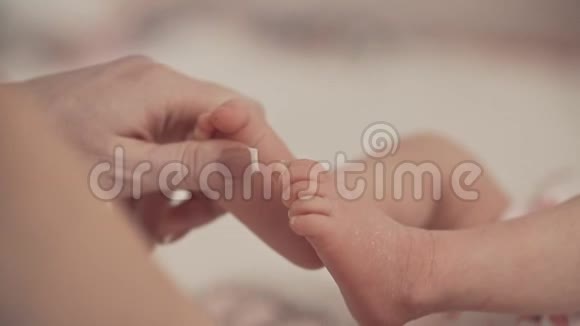 新生婴儿的脚妈妈心形的手里妈妈和她的孩子视频的预览图