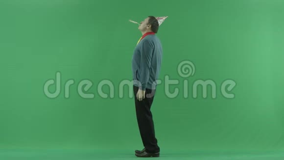 开朗的成年男子吹口哨绿色的关键背景视频的预览图