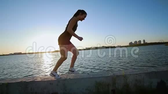 美丽的运动女孩在海滨奔跑视频的预览图