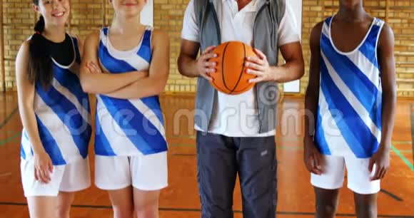 教练和学童站着篮球的画像视频的预览图