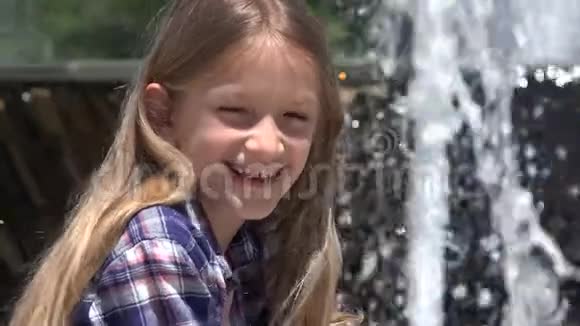 儿童肖像播放笑喷泉公园微笑女孩面对户外4K视频的预览图