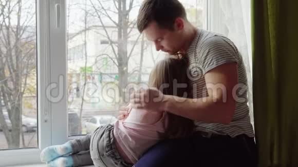 父亲安慰他的小女儿视频的预览图