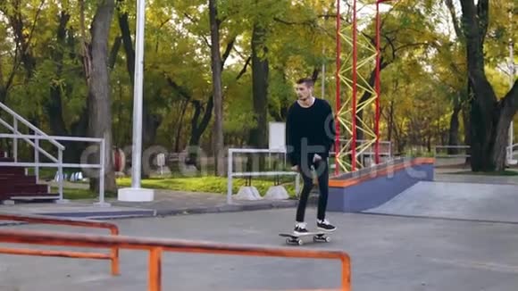 滑板手滑板和跳跃翻转的技巧在管道上和落在混凝土街道上滑板车视频的预览图