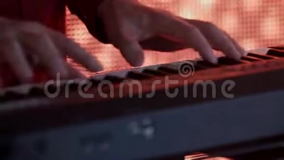 高清近景钢琴演奏视频的预览图