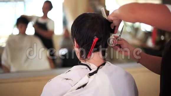 一个理发师理发的年轻人1920x1080视频的预览图