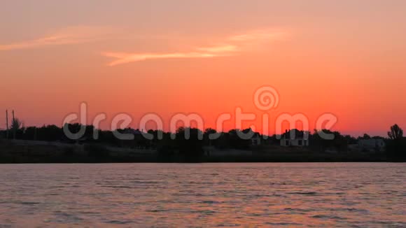 高清在城市的河流上惊人的日落红色的天空视频的预览图