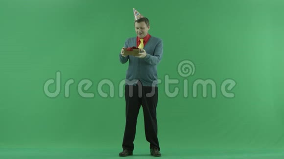成熟男人打开空生日礼物绿色关键背景视频的预览图