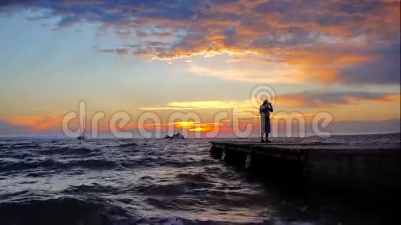 日落码头拍照剪影视频的预览图