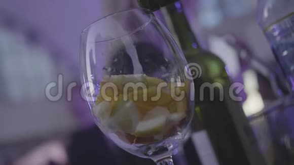 令人振奋的桑格里亚用水果和红酒缓慢地倒入玻璃杯中框架柑橘类水果视频的预览图