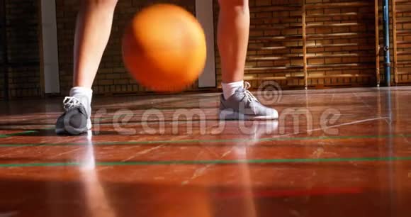 决心练习篮球的女学生4k视频的预览图