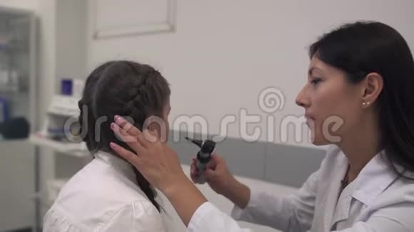 护士检查女孩的耳朵视频的预览图