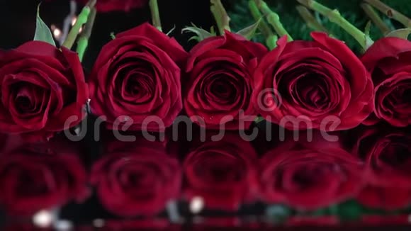 红玫瑰在玻璃上反射视频的预览图