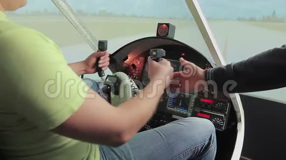 教师帮助航空学校学生控制方向盘飞行模拟器视频的预览图