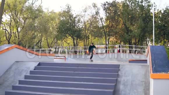 希普斯特溜冰车在溜冰公园跳过楼梯慢镜头视频的预览图