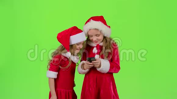 两个女婴看着手机上的照片笑了起来绿色屏幕视频的预览图
