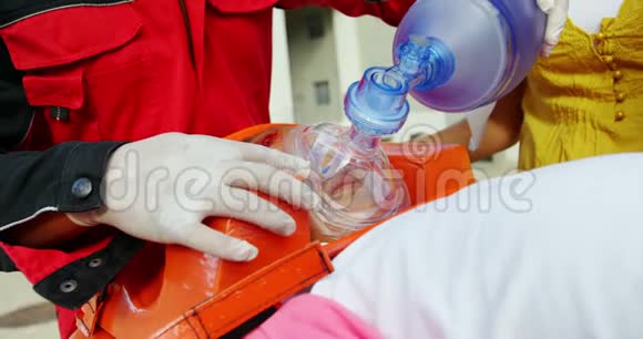 医护人员给受伤的女孩输氧视频的预览图