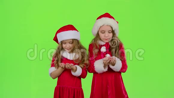 穿着圣诞服装的孩子们会膨胀恒星花粉绿色屏幕视频的预览图